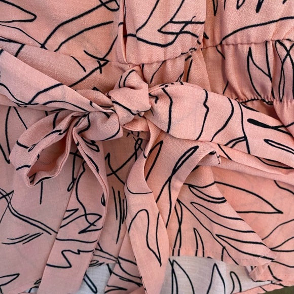 Sweet Rain Pink Leaf Pattern Top size medium tie front - Picture 4 of 7